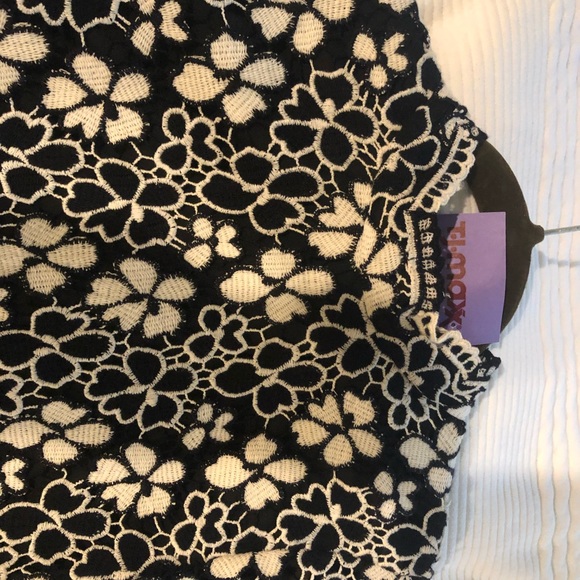 Black and White Heavy Lace Mock turtleneck Mini by Tracy Reese - Picture 3 of 8